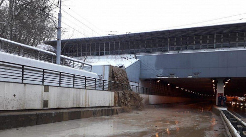 В Москве затоплен Тушинский тоннель: в Сети публикуют кадры водопада из грязи на Волоколамском шоссе