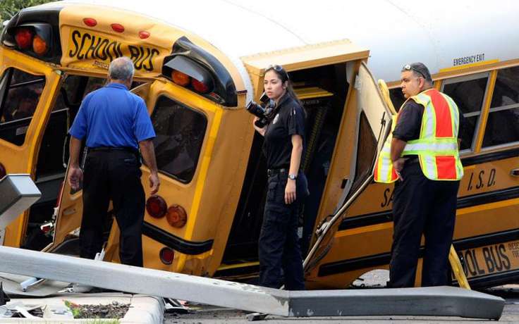 В США товарный поезд столкнулся со школьным автобусом