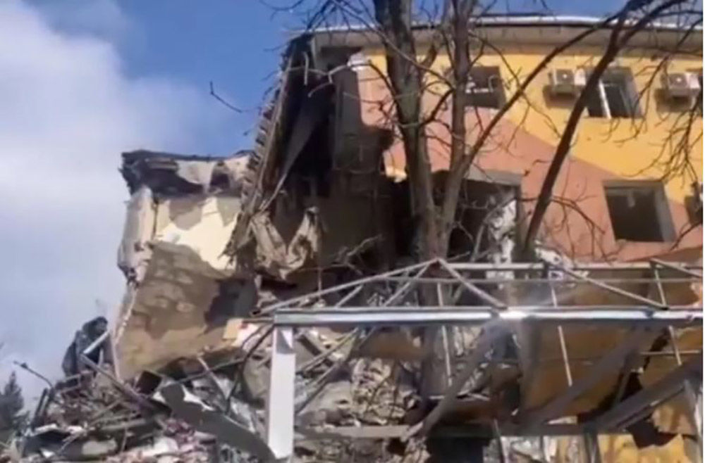 Оккупанты обстреляли здание ГСЧС в Мариуполе - спасатели разбирают завалы
