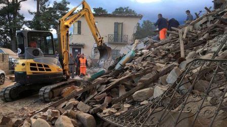 Разрушенные дома, 14 погибших и пока неизвестное количество людей, все еще находящихся под завалами, - результат мощного ночного землетрясения в центре Италии