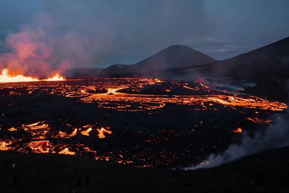 ​Остались считанные сутки: город в Исландии под угрозой из-за извержения магмы