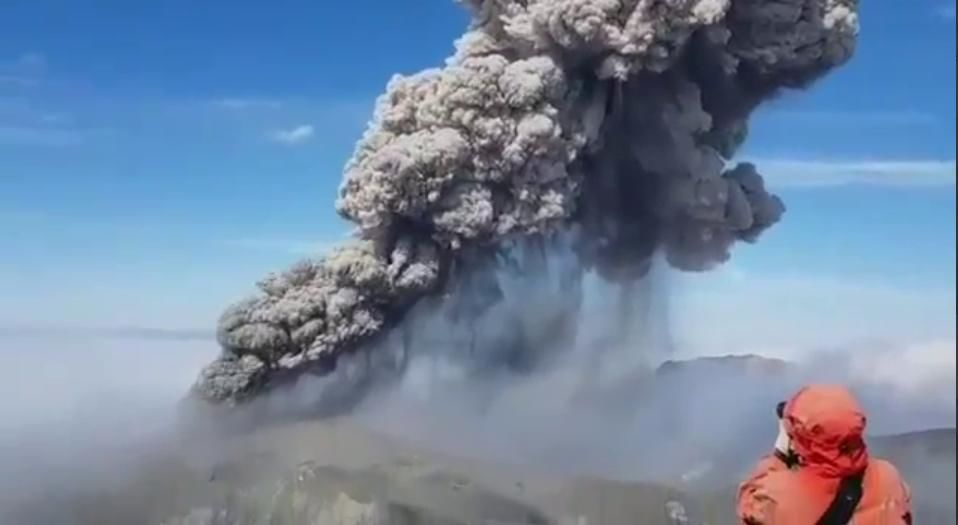 Момент пробуждения вулкана Эбеко случайно попал на видео очевидца: тонны пепла взлетели в воздух