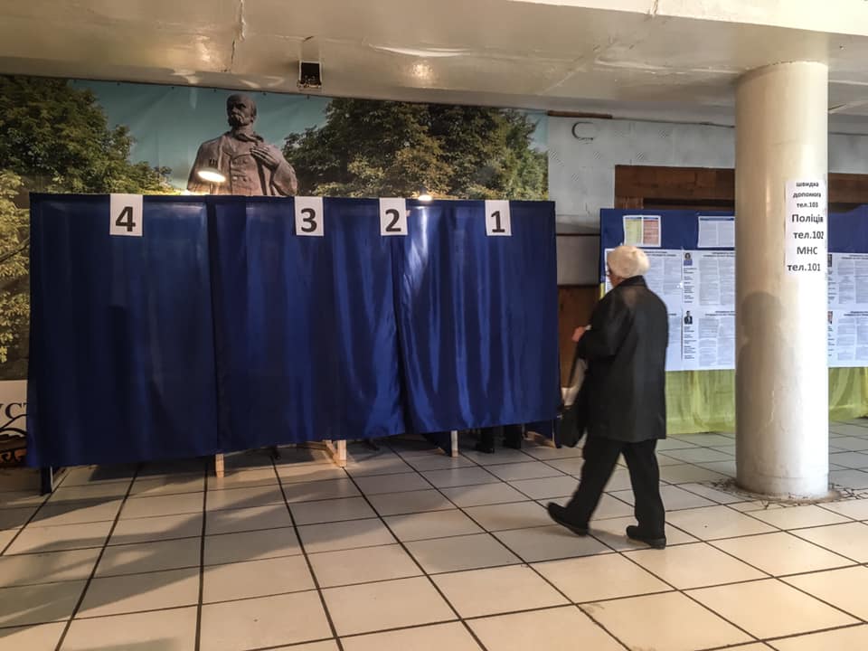 Как жители ОРДЛО голосуют на выборах: ситуация на избирательных участках Луганщины - первые кадры