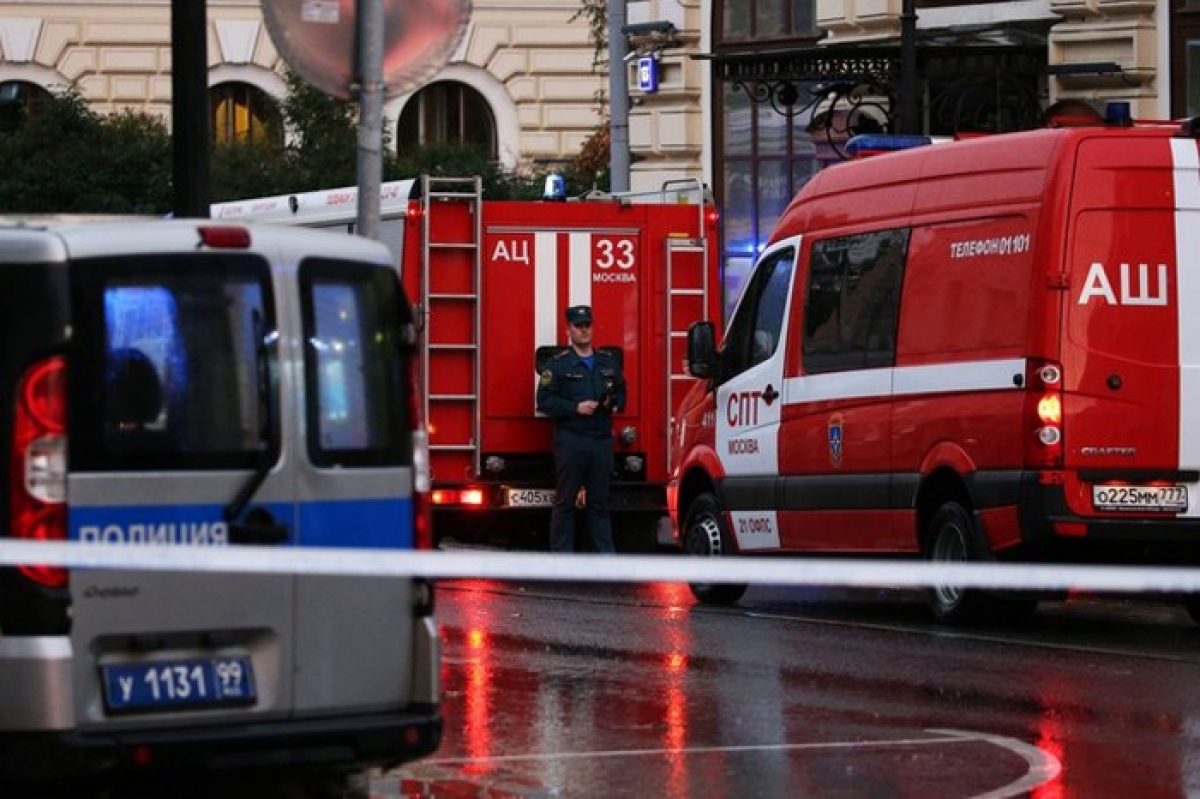 В Москве "курьер" захватил отделение "Альфа-Банка" - в заложниках более 5 человек, видео