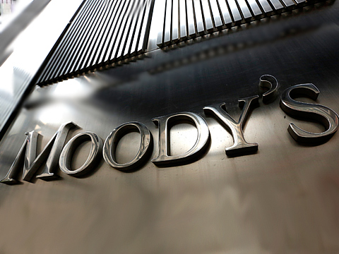 Moody's опустило кредитный рейтинг России до Baa2
