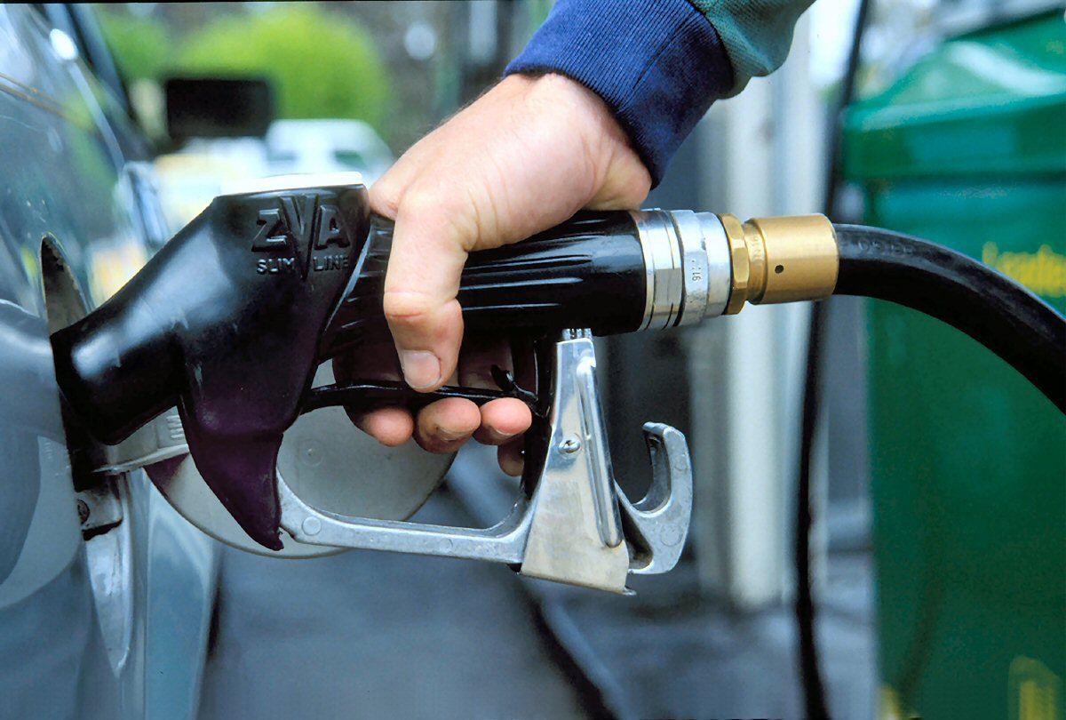 СМИ: в Украине падает цена на бензин