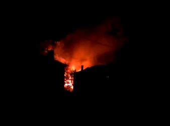 Пожар в доме в результате обстрела - ул. Родионова Петровский район Донецка