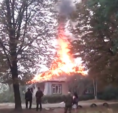 Горящий Харцызск: в городе бушуют пожары, боевые действия продолжаются