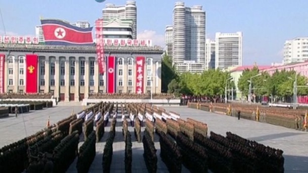  КНДР играет мускулами: уникальные кадры с военного парада в Пхеньяне