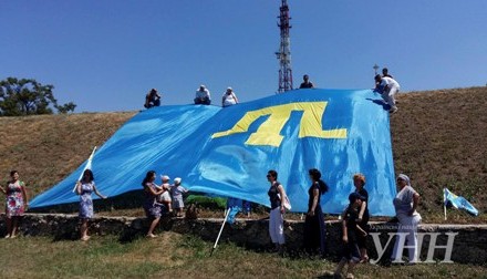 В Херсоне развернули большой крымскотатарский флаг: Это день единения
