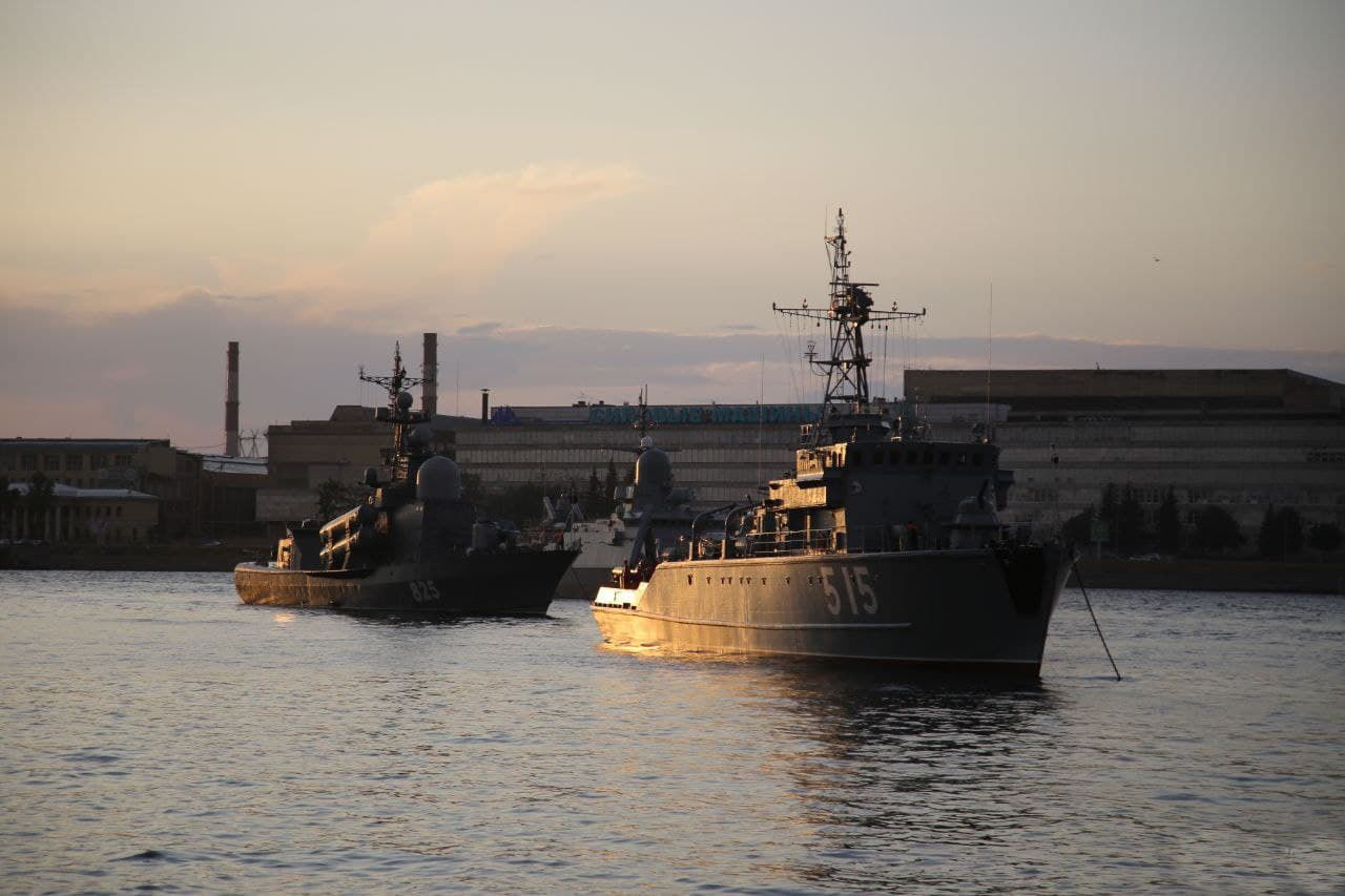 В Петербурге ветер столкнул между собой два военных корабля: в Сети опубликованы кадры