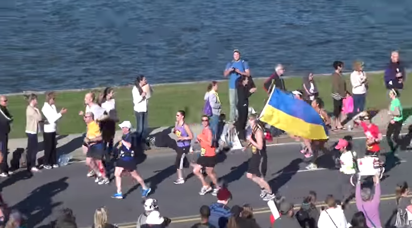 В США украинец во время марафона пробежал с флагом Украины всю дистанцию 