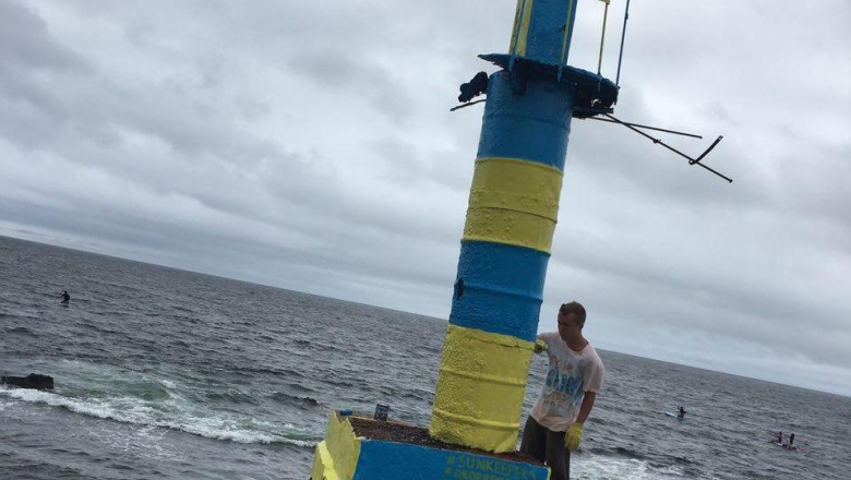 Оккупанты пьют успокоительное: "бандеровцы" проникли в российский Владивосток и выкрасили маяк в желто-голубой цвет (фотофакт)