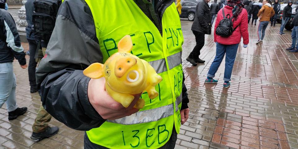 Протесты в Киеве переместились под стены Администрации президента, спецназовцев забросали игрушечными свиньями – кадры