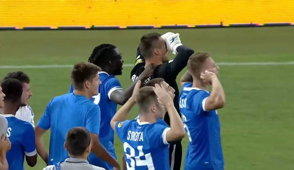 ​"Динамо" выбило "Арис" из еврокубков, эмоционально отметив победу и оставив послание за "Азов", кадры