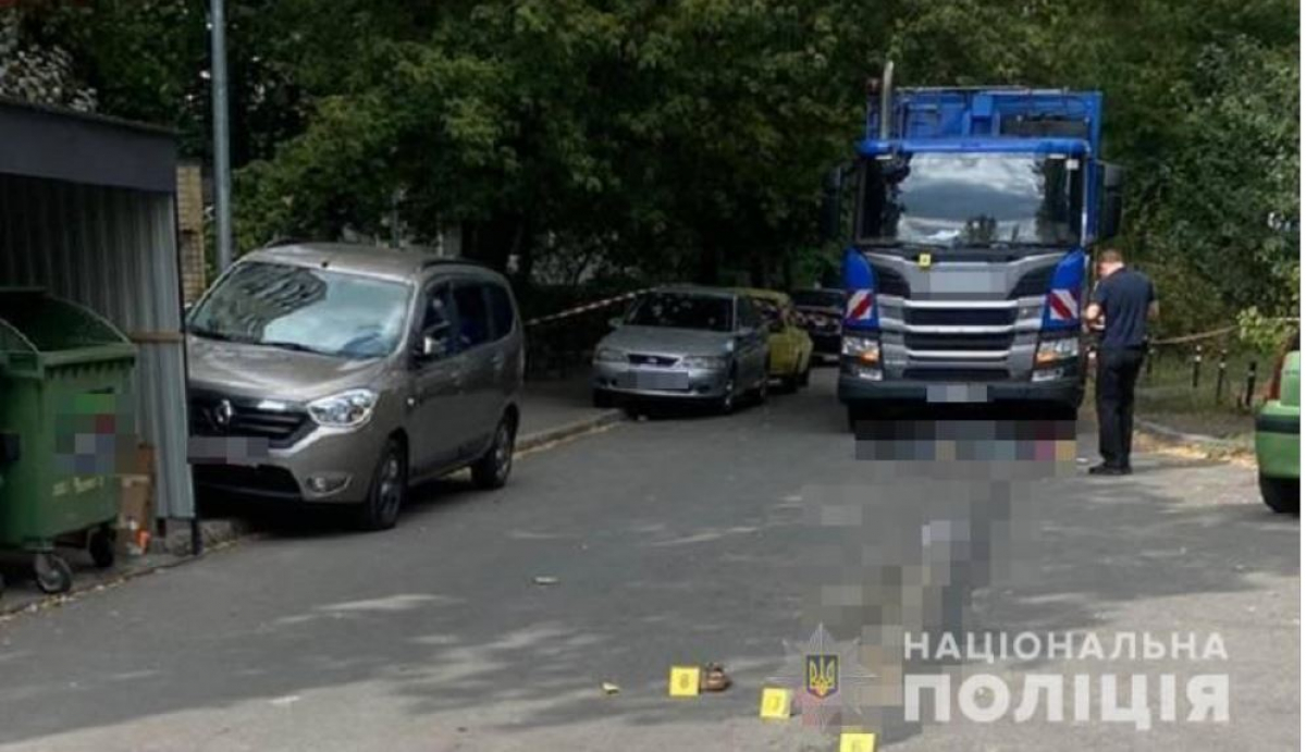 В Киеве водитель мусоровоза устроил смертельное ДТП, сбив мать с ребенком 