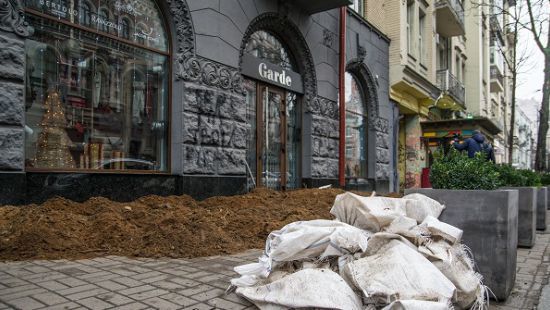 Возле элитного магазина в центре Киева появились навозные кучи – кадры