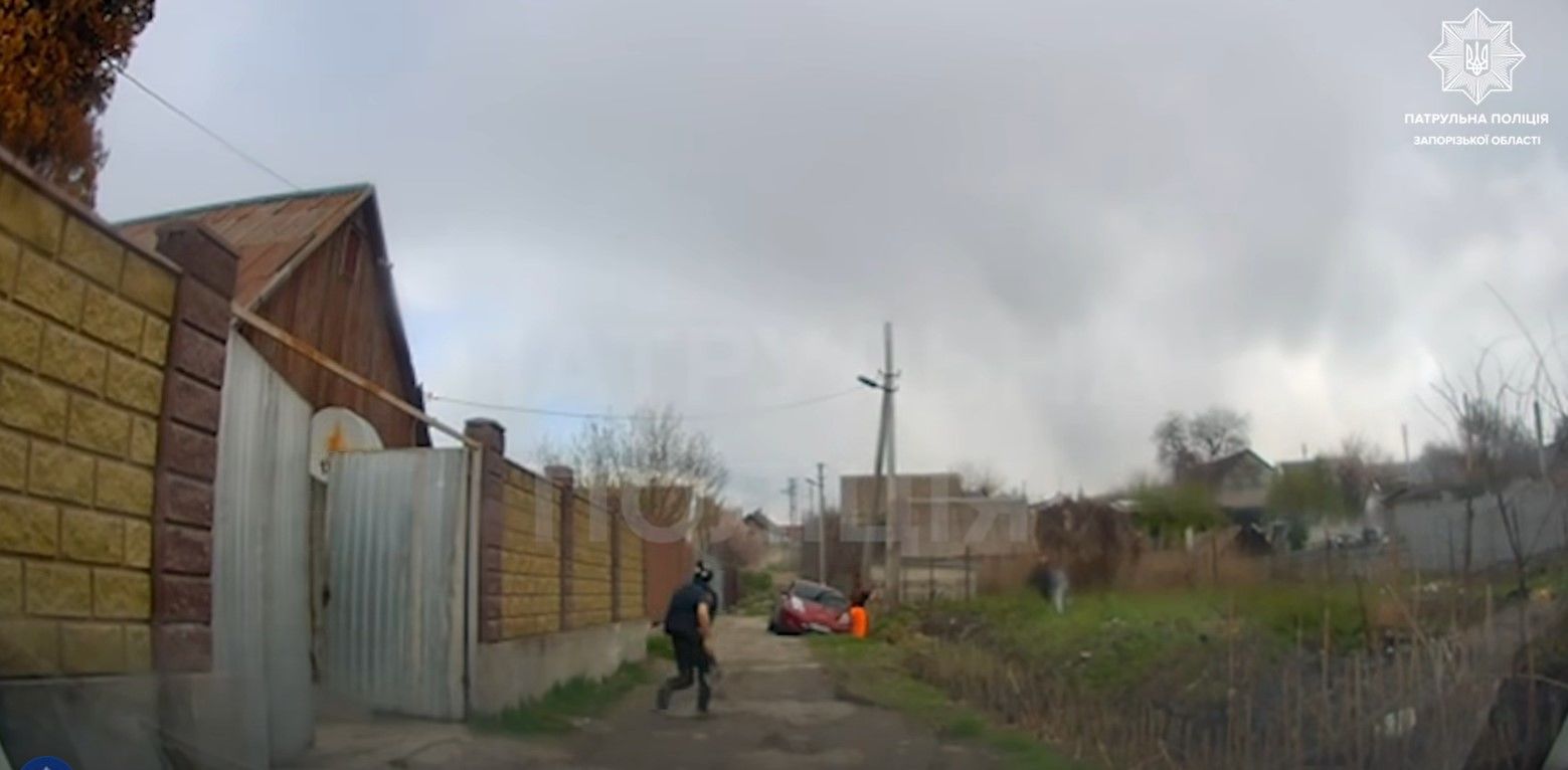 Побег, топор и угрозы: в Запорожье погоня за военным СОЧ завершилась атакой на полицейских