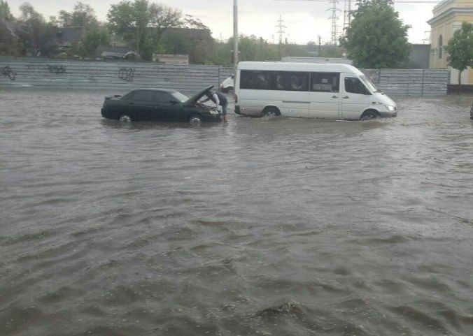 Ливни сильно затопили Запорожье, превратив улицы в каналы. Фото непогоды