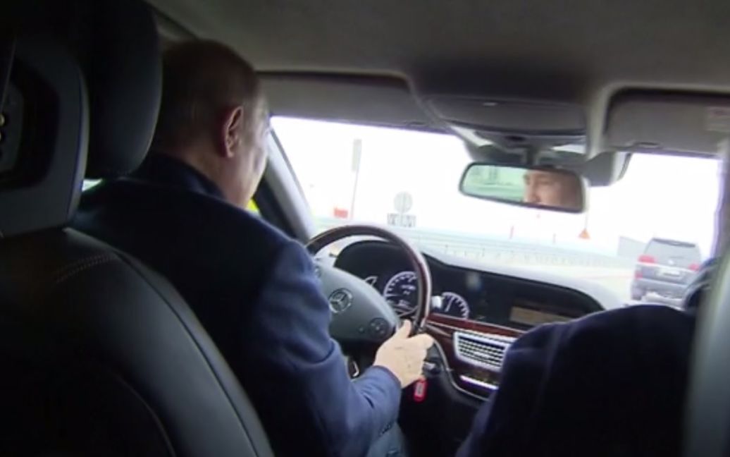 У Путина, севшего за руль "Мерседеса" для поездки по Крымскому мосту, заметили странную деталь – видео