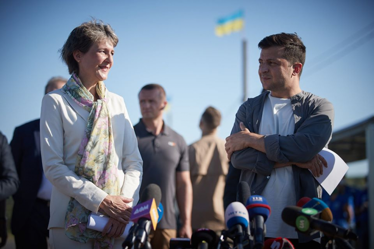 Зеленский на Донбассе луганчанам и дончанам: "Пожалуйста, смотрите, как можно жить в своей стране"