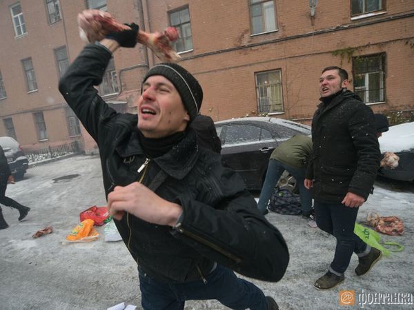 В Санкт-Петербурге сторонники Плотницкого и Захарченко громили украинское посольство кровавыми костями