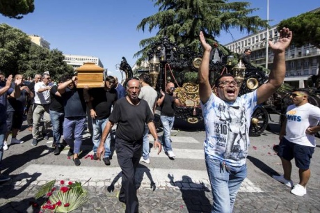 В Риме с каретами, роллс-ройсами и вертолетом похоронили босса мафии 