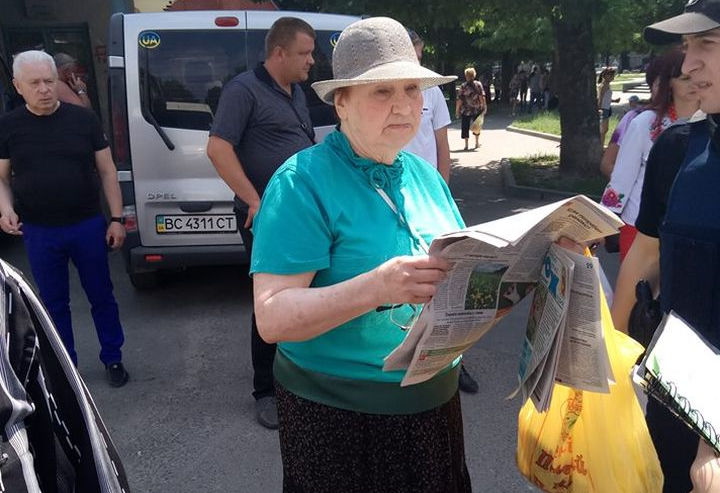 ​Брызнула в лицо и спокойно ушла за колбасой: во Львове пенсионерка из Донецка напала на школьницу