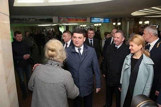 Премьера Гройсмана зажали в харьковской "подземке" – политик посетил "первую столицу" и проехался в метро – опубликованы фото