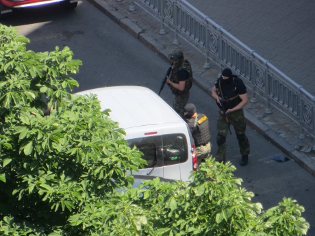 Перестрелка в Киеве: два внедорожника с вооруженными людьми мчатся по городу и отстреливаются от полиции 