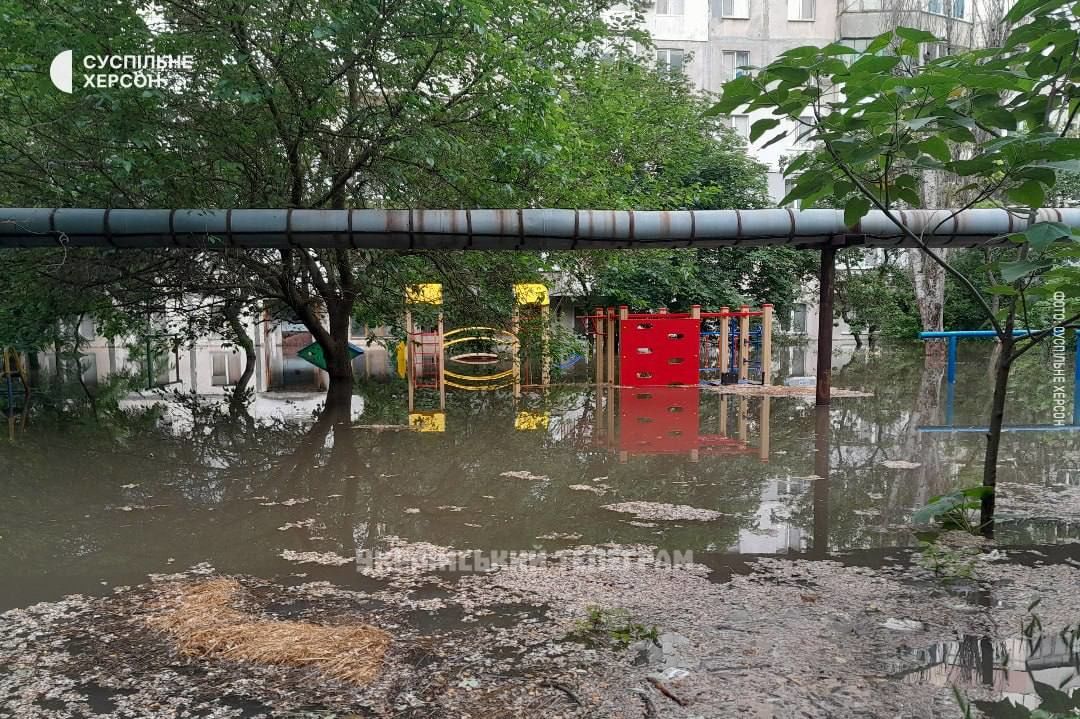 Детские площадки в воде и мусоре: в Сети появились новые кадры затопленного Херсона