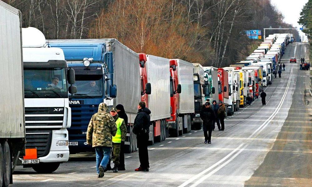 "Возить нечего!" – российские дальнобойщики заявляют про коллапс, нет грузов и денег