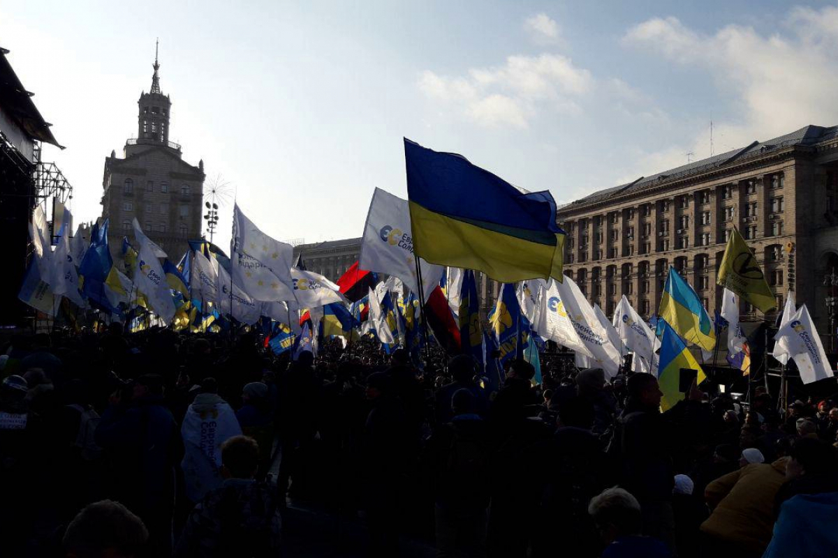 ​Вече в Киеве: видео, как тысячи украинцев идут на Майдан сказать "Капитуляции - нет!"