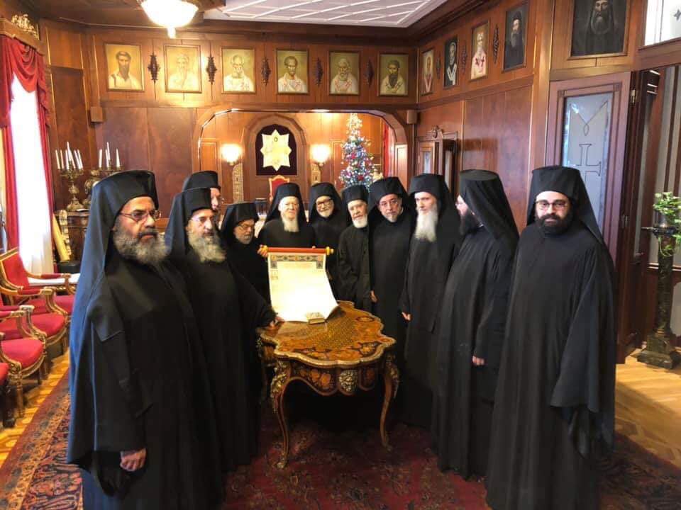 Томос об автокефалии ПЦУ официально подписали все члены Синода Вселенского патриархата - исторические кадры