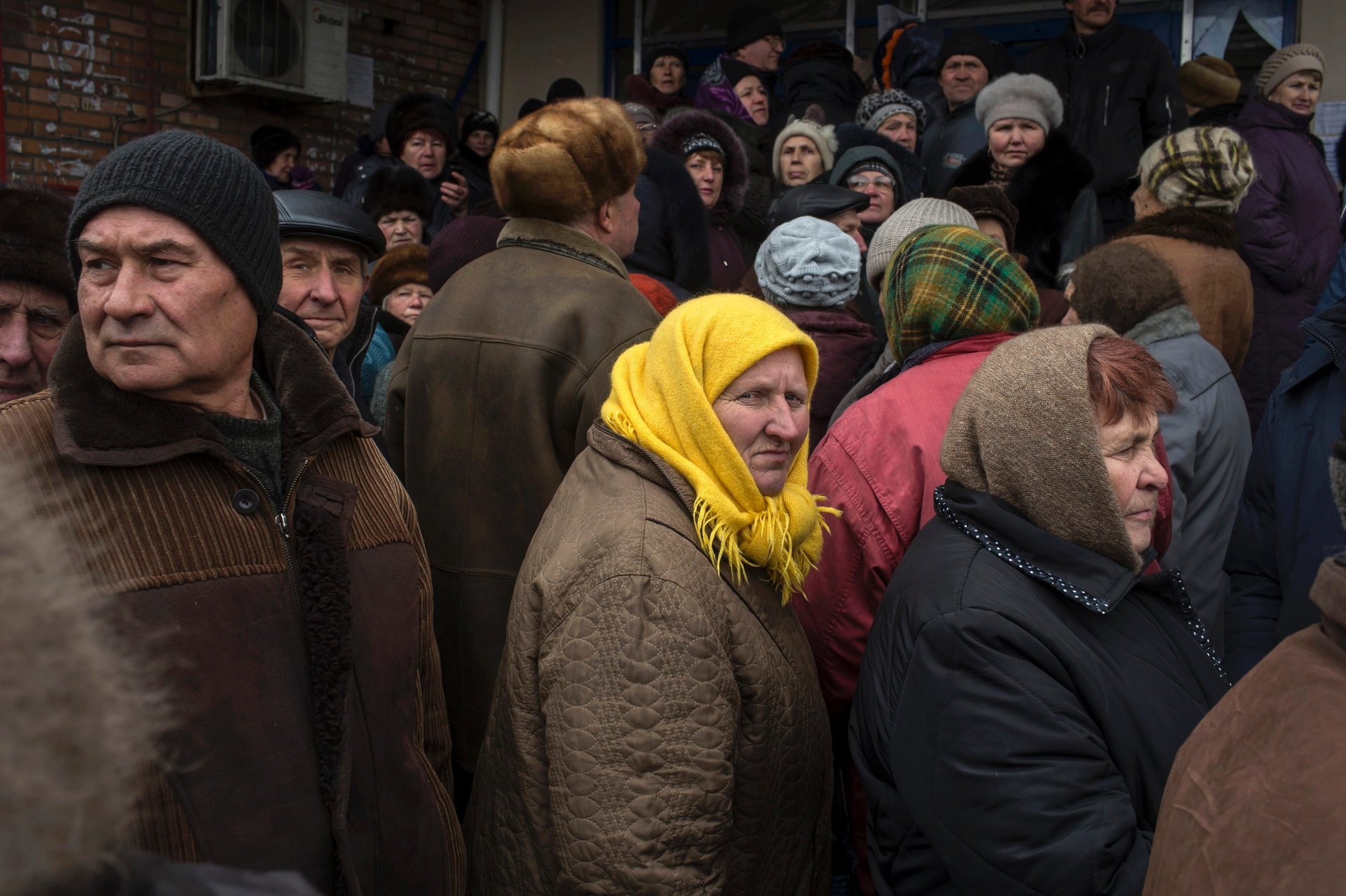 Жители "ДНР" о процветании "молодой республики": "До войны я получал больше 20 тысяч гривен в месяц, сейчас - 10-12 тысяч... но уже в рублях"