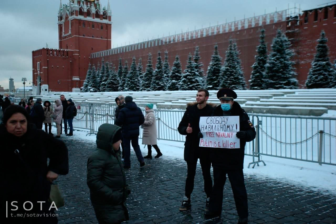 ​Экс-полицейский вышел на Красную площадь в поддержку Навального и с плакатом против Путина