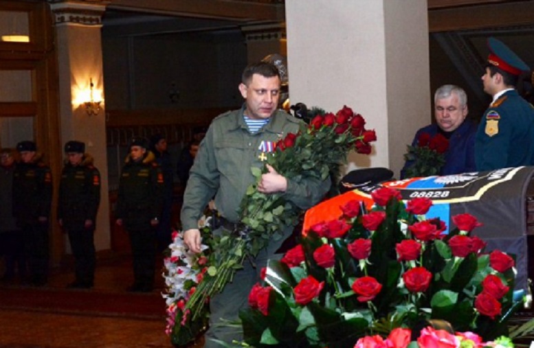 Как Захарченко с ужасом в глазах прощался с убитым Гиви: в Сети показали знаковый кадр главаря "ДНР" у гроба мертвого террориста