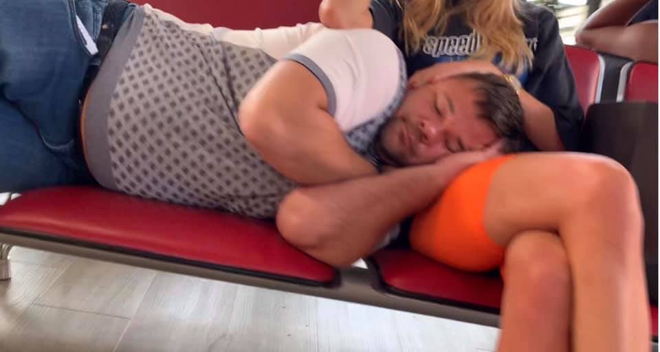 Богдан после гулянки в Сен-Тропе уснул прямо в аэропорту на коленях у девушки - фото разозлило соцсети