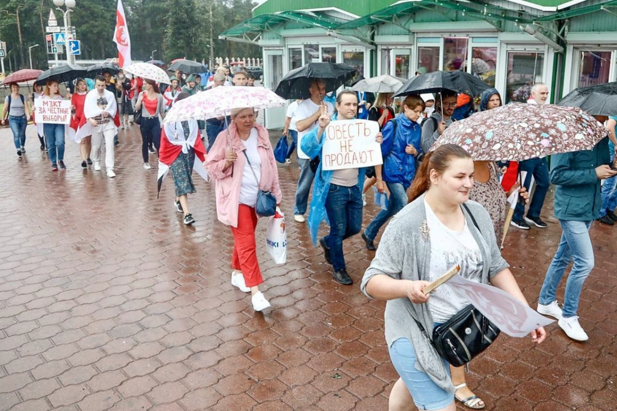 В центр Минска колоннами сходится народ на "Марш новой Беларуси", Лукашенко в ответ ввел военную технику