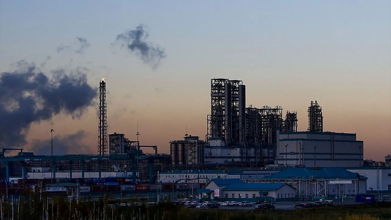 Украина в третий раз атаковала Тюменский НПЗ в 2000 км от границы