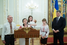 Порошенко посмертно наградил "киборгов": Я хочу называть улицы и школы их именами