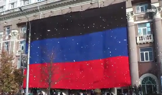 День флага ДНР в Донецке: огромный триколор на здании Сбербанка России и сотни воздушных шаров в небе