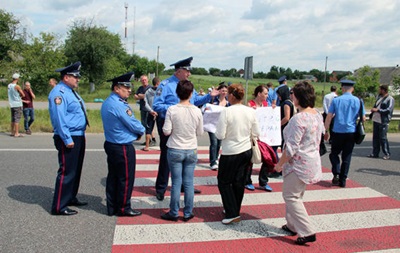 Матери военных перекрыли дорогу Киев-Чоп