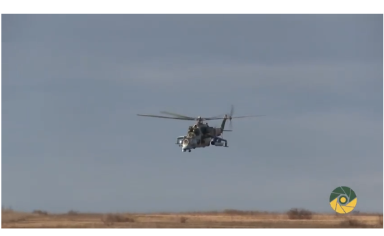 В штабе АТО показали видео серьезных учебных маневров, проведенных украинскими вертолетчиками над Азовским побережьем Донбасса, - кадры