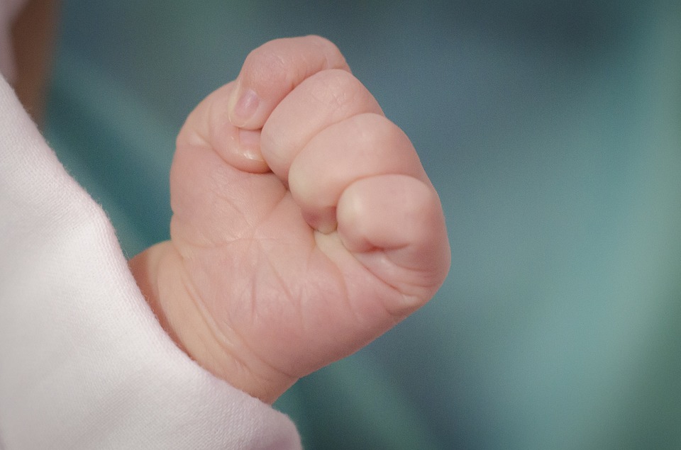 В Москве найден полузамерзший новорожденный ребенок: на малыше почти не было одежды, изверги-родители сбежали