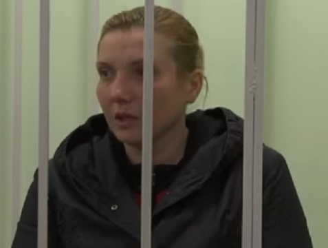 Жестокая расправа над 12-летней школьницей в Кропивницком: подозреваемая в убийстве дочери Елена Добродий разрыдалась в "клетке", - подробности о решении суда и кадры