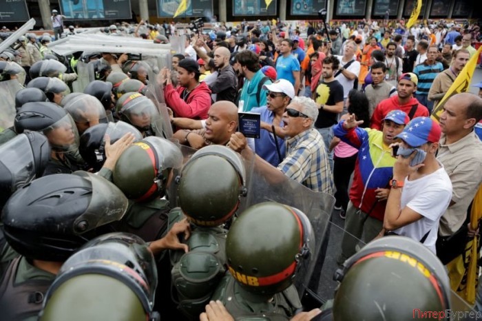 ​Власти Венесуэлы пошли по кремлевскому сценарию, подавляя протесты с помощью военных