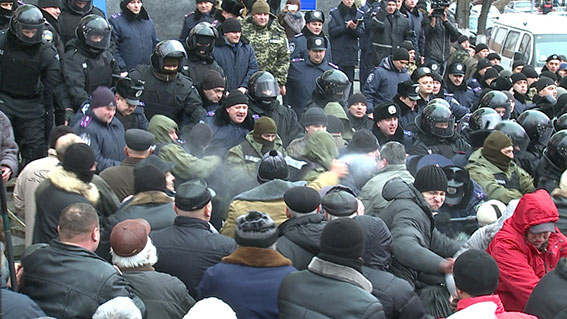 При штурме ОГА в Виннице пострадали один митингующий и 7 милиционеров 