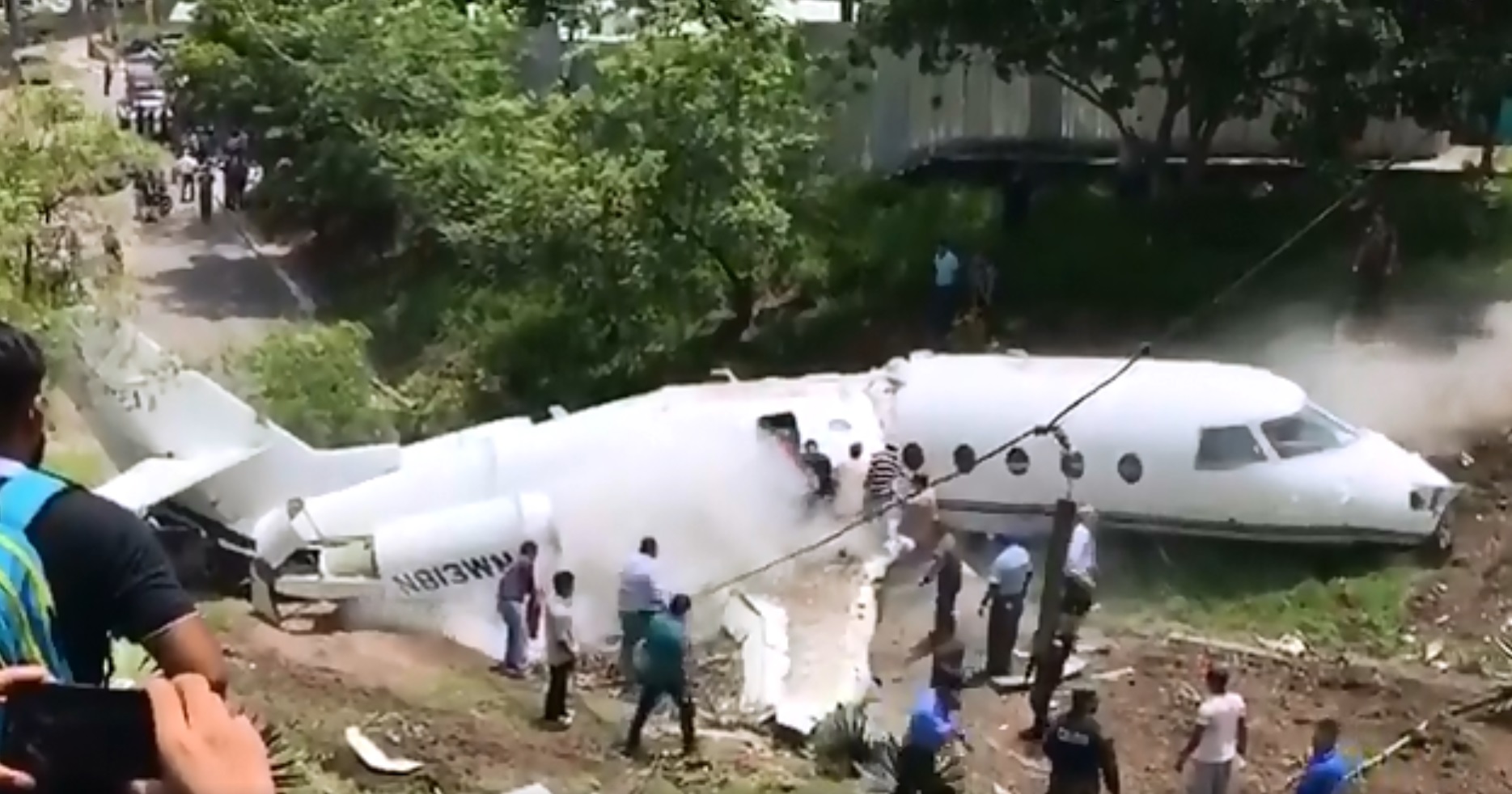 Разломился надвое: в Сети появились кадры крушения самолета с гражданами США в Гондурасе