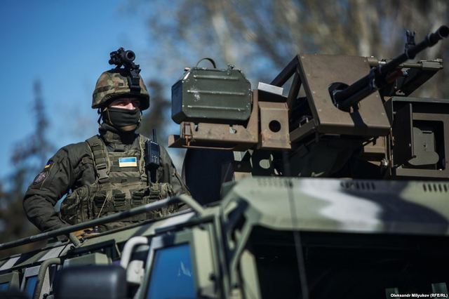 Украинская армия мощно разбомбила броневик сепаратистов – штаб ООС показал кадры успехов ВСУ на передовой 